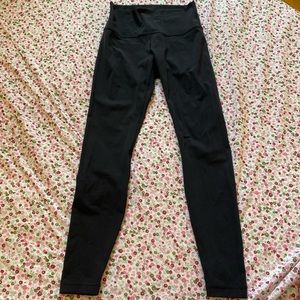 Lululemon size 8 black Wundertrain 28’’ Leggings!!